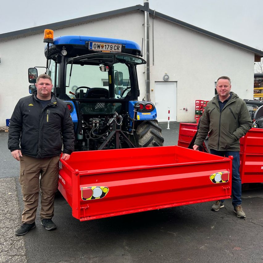 Bild enthält, Adult, Male, Man, Person, Jacket, Wheel, Jeans, Coffin, Shoe, Face