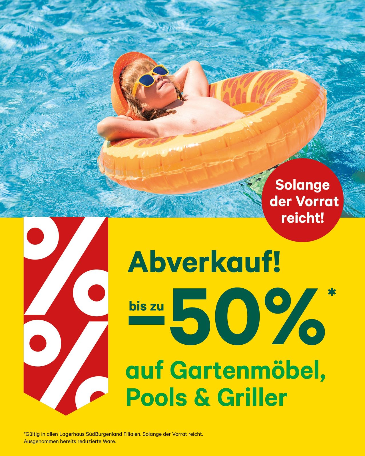 Eine Frau in einer aufblasbaren Pool-Schwimmhilfe, die eine Sonnenbrille trägt, entspannt sich im Pool. Ein Verkaufsbanner unten bietet bis zu 50% Rabatt auf Gartenmöbel, Pools und Grills.
