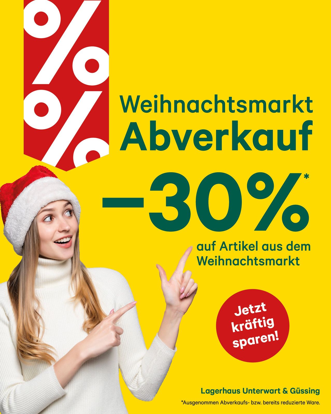 Eine Frau in einer Weihnachtsmütze zeigt auf ein Rabattposter für einen Weihnachtsmarktverkauf. Es steht '-30%' und 'Jetzt kräftig sparen!'. Der Verkauf betrifft Artikel vom Weihnachtsmarkt.