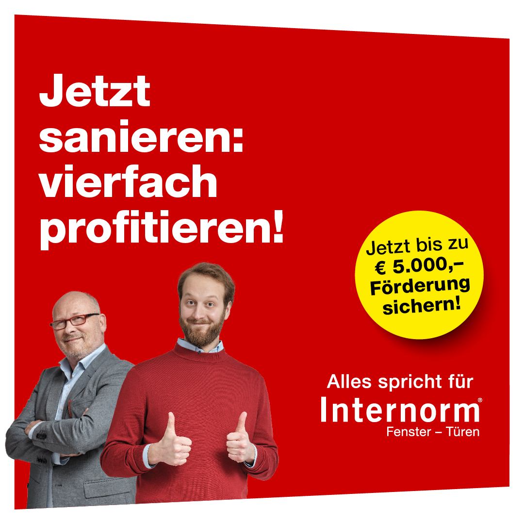 Eine rote Werbung für Internorm mit zwei Männern, einer in einem roten Pullover und der andere in einem grauen Anzug. Der Text lautet 'Jetzt sparen: vierfach profitieren!' mit einem gelben Kreis, der 'Jetzt bis zu 5.000 € Förderung sichern!' besagt. Darunter steht 'Alles spricht für Internorm Fenster - Türen'.