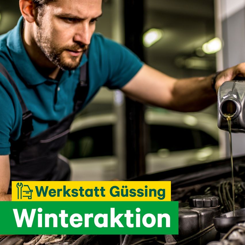 Ein Mann in einer Werkstatt gießt Öl in einen Automotor, mit einem Banner, das Werkstatt Gußing und Winteraktion zeigt.