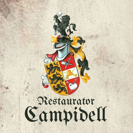 Das Campidell-Wappen zeigt einen Schild mit einem schwarzen Bären, der ein Schwert hält, umgeben von aufwendigen Designs. Darunter steht der Name 'Restaurator Campidell' in fetten, stilisierten Buchstaben geschrieben.