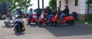 Bild enthält, Moped, Motor Scooter, Motorcycle, Scooter, Adult, Male, Man, Person, Helmet, Wheel