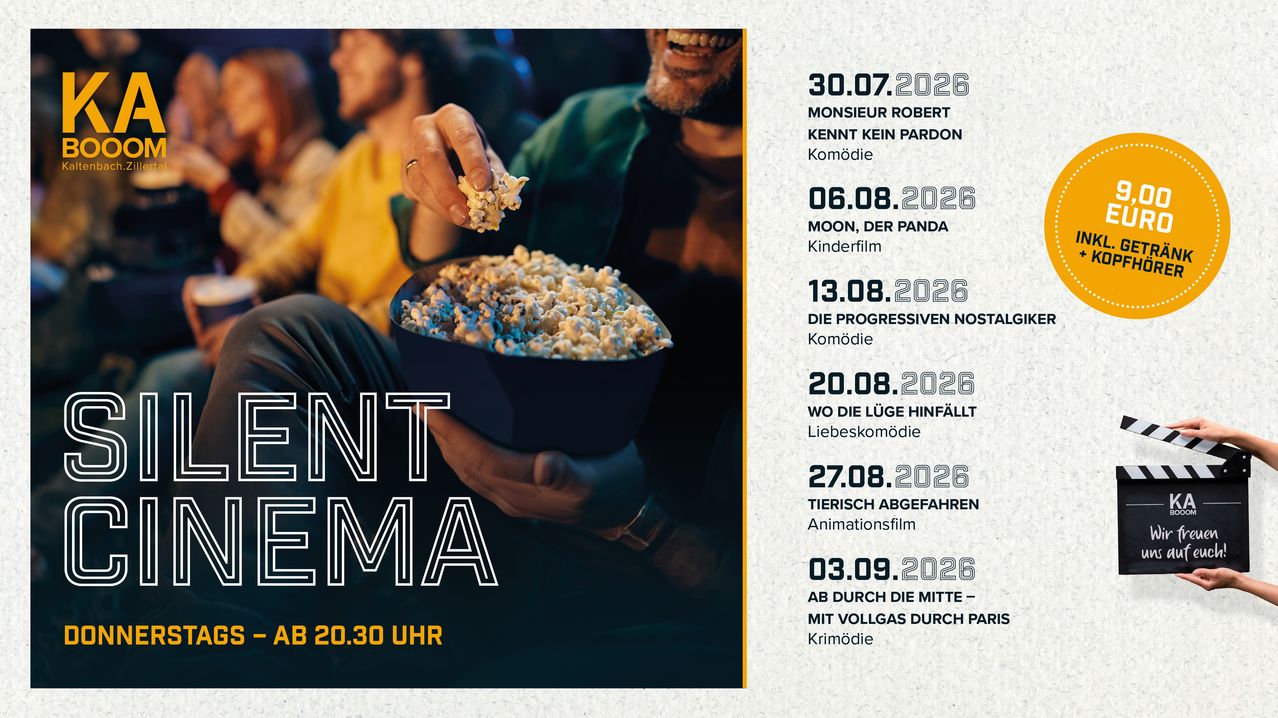 Eine Person, die eine Schüssel Popcorn in einem Kino hält, mit einem Filmplan auf der rechten Seite des Bildes. Der Zeitplan enthält Daten und Titel verschiedener Filme.