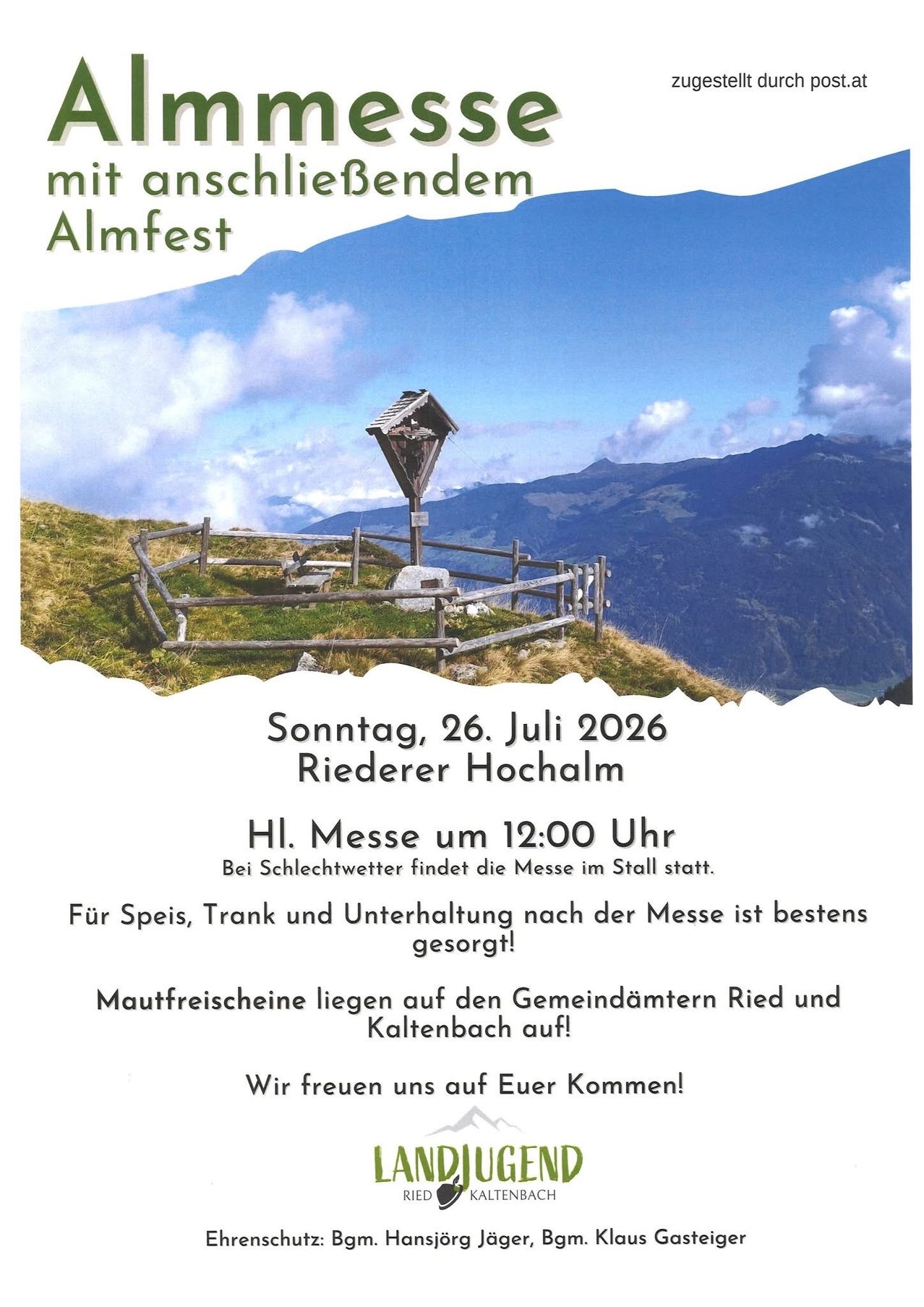 Plakat für Almfest am 26. Juli 2026 mit einer Holzkapelle, Bergen und einer Nachricht über eine Messe und Versammlung.