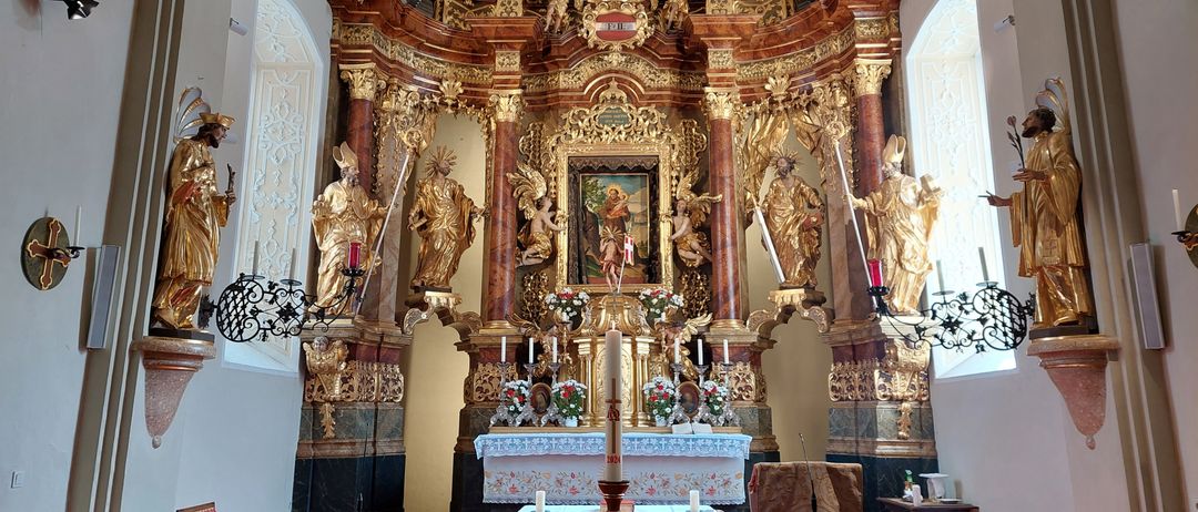 Bild enthält, Altar, Architecture, Building, Church, Prayer, Indoors, Person, Chapel