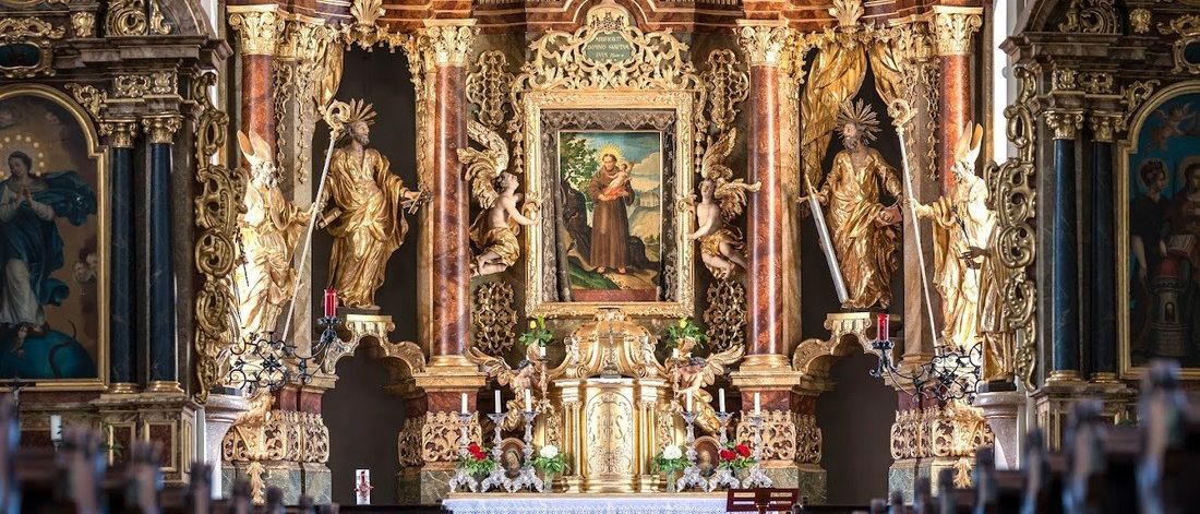 Bild enthält, Altar, Architecture, Building, Church, Prayer, Person, Indoors, Chapel, Candle, Head