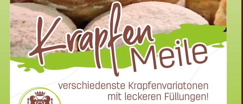 Ein Werbeplakat für Krapfen Meile, das verschiedene Arten von Krapfen mit unterschiedlichen Füllungen zeigt. Es zeigt einen Stapel von puderzuckerbestreuten Krapfen mit einem grünen kreisförmigen Aufkleber, der bei jedem Kauf von fünf Krapfen einen gratis Krapfen anbietet. Die Öffnungszeiten sind von 7:00 Uhr bis 12:30 Uhr.