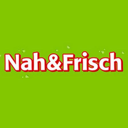 Das Bild zeigt das Logo von Nah&Frisch auf einem grünen Hintergrund mit Wassertropfen. Der Text ist rot und weiß, in einer kursiven Schriftart.