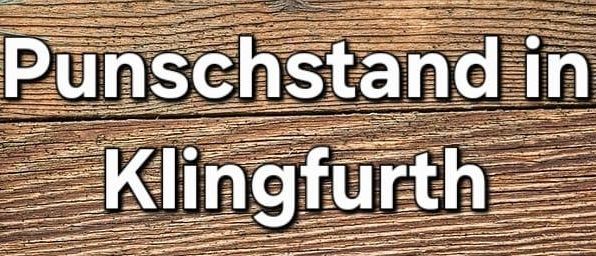Hintergrund aus Holz mit Weihnachtsthema. Es zeigt Tannenzapfen, rote Beeren und einen Stern. Der Text lautet: 'Punschstand Klingfurth am 7. Dezember, ab 16 Uhr, am Kirchenplatz, Nikolaus, Campus, Ponybesuch.'