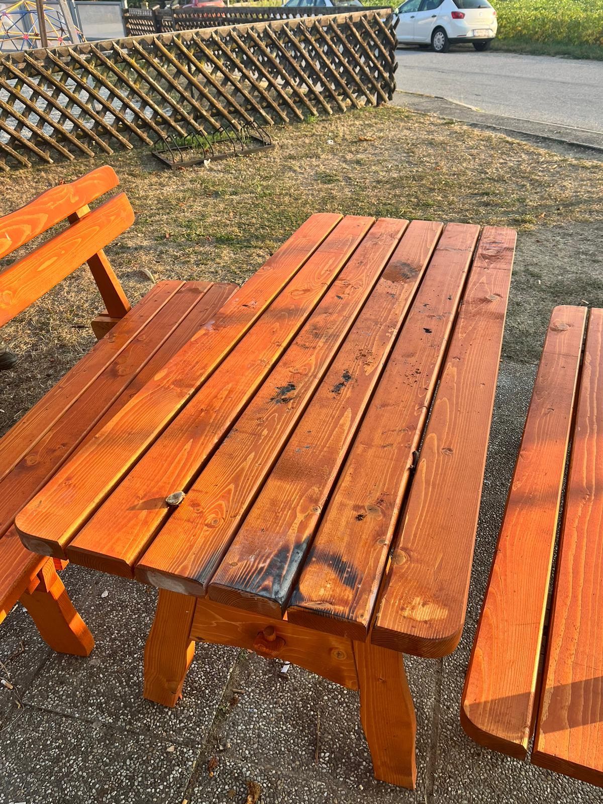 Bild enthält, Hardwood, Stained Wood, Wood, Car, Transportation, Vehicle, Bench, Furniture, Person