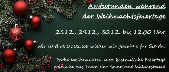 Weihnachtsbaum mit roten Kugeln geschmückt und grünem Tafelhintergrund. Der Text lautet: Öffnungszeiten während der Weihnachtsfeiertage, 23.12., 29.12., 30.12. bis 12:00 Uhr. Wir sind ab 07.01.26 wieder wie gewohnt für Sie da. Frohe Weihnachten und besinnliche Feiertage wünscht das Team der Gemeinde Walpersberg!