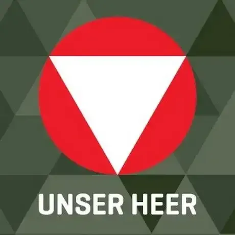 Ein roter Kreis mit einem weißen Dreieck darin, die Worte Unser Heer darunter in weißer Schrift auf grünem Hintergrund.