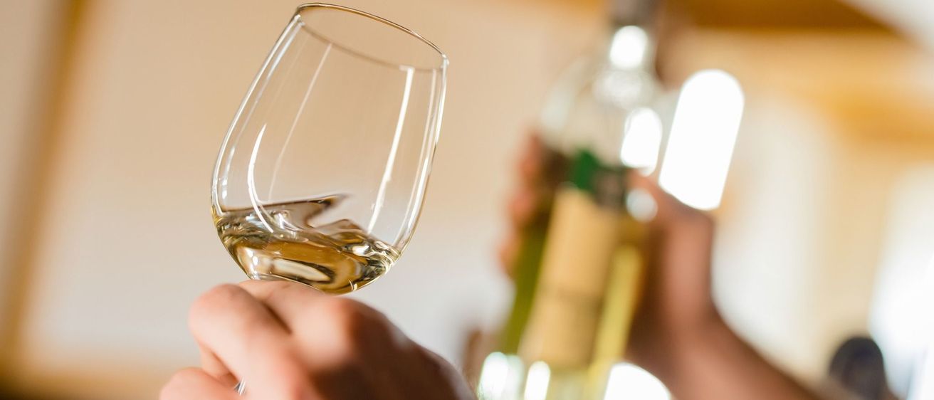 Bild enthält, Glass, Alcohol, Beverage, Liquor, Finger, Wine, Wine Glass