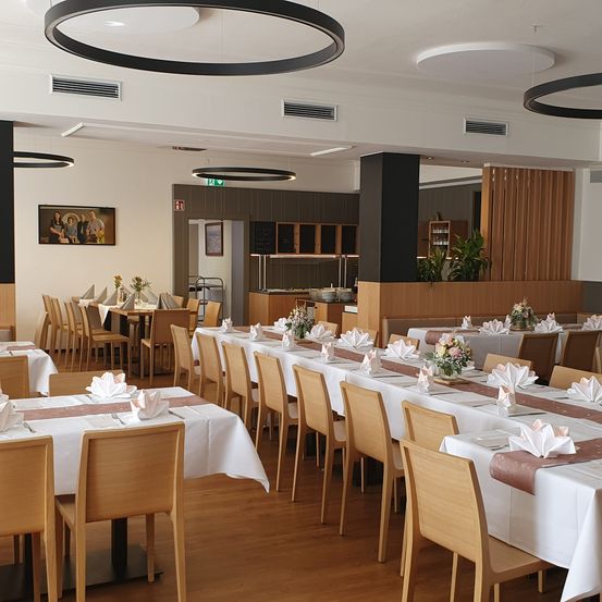 Bild enthält, Indoors, Hall, Fun, Dining Table, Table, Person, Banquet, Chair, Dining Room, Restaurant