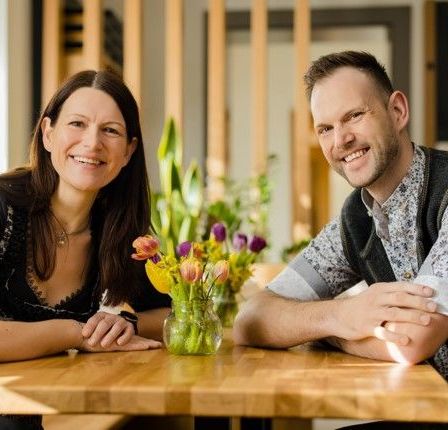 Bild enthält, Table, Dating, Person, Adult, Male, Man, Head, Face, Female, Woman
