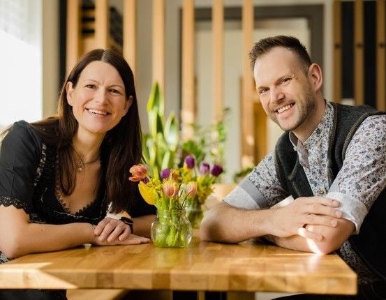 Bild enthält, Table, Dating, Person, Adult, Male, Man, Head, Face, Female, Woman