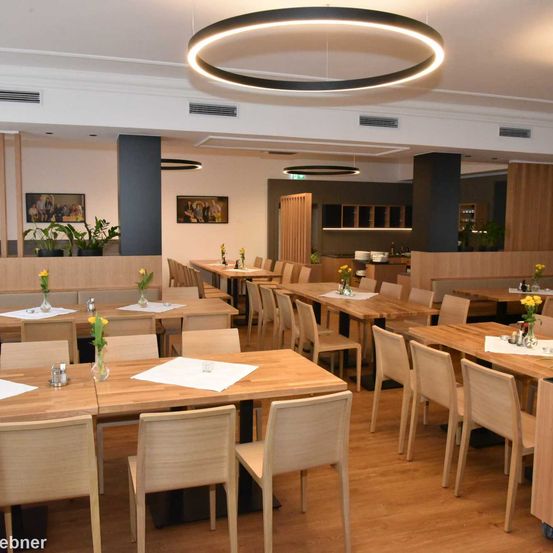 Bild enthält, Dining Room, Dining Table, Furniture, Indoors, Table, Restaurant, Cafeteria, Interior Design, Chair, Wood