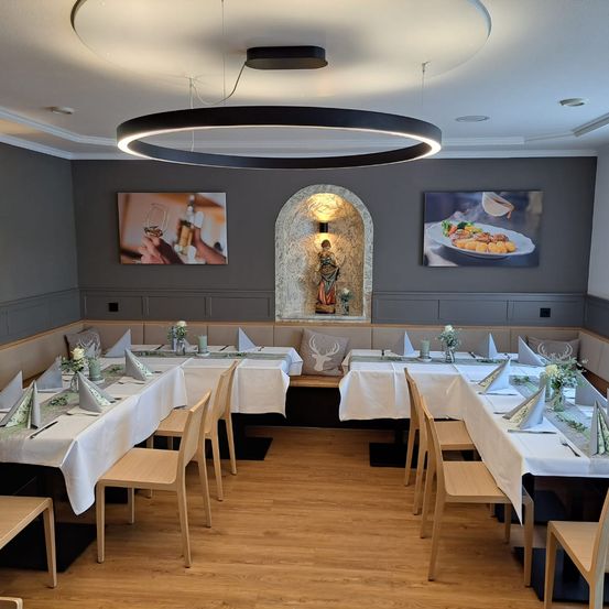 Bild enthält, Indoors, Dining Room, Dining Table, Furniture, Table, Hall, Fun, Restaurant, Banquet, Person