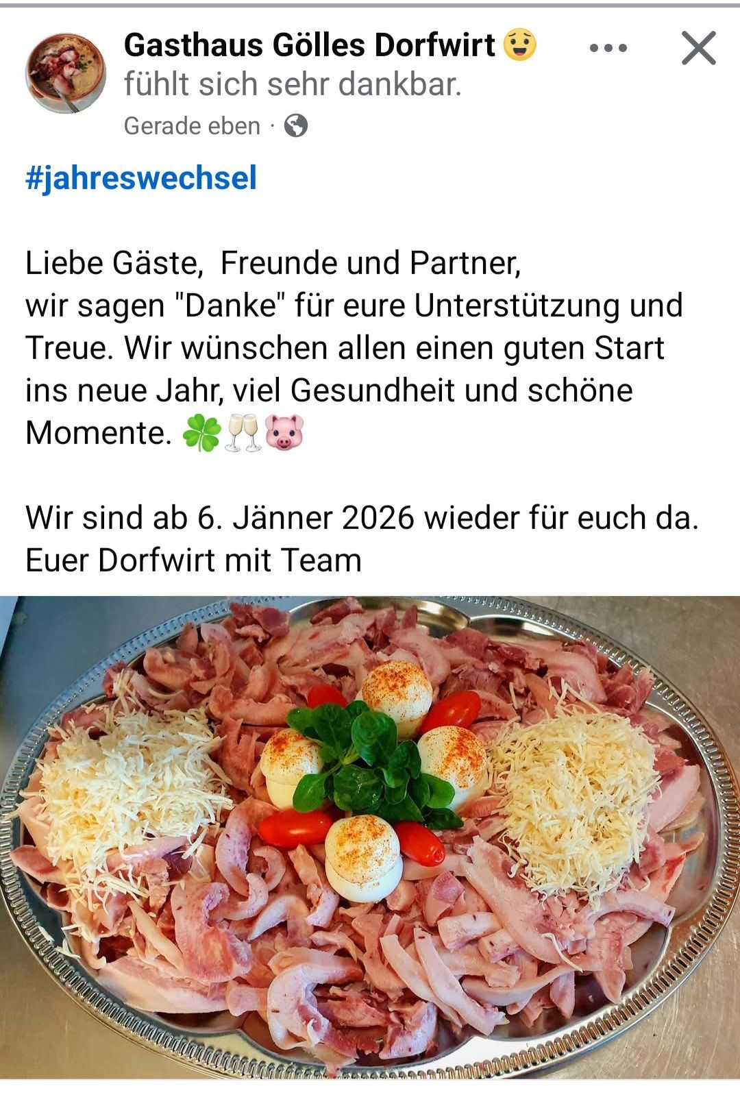 Das Bild zeigt ein festliches Fleischplatten mit Käse, Eiern und Tomaten, begleitet von einer Neujahrsbotschaft von Dorfwirt mit Team, die Dankbarkeit für die Unterstützung ausdrückt und ein gesundes, fröhliches Jahr wünscht.