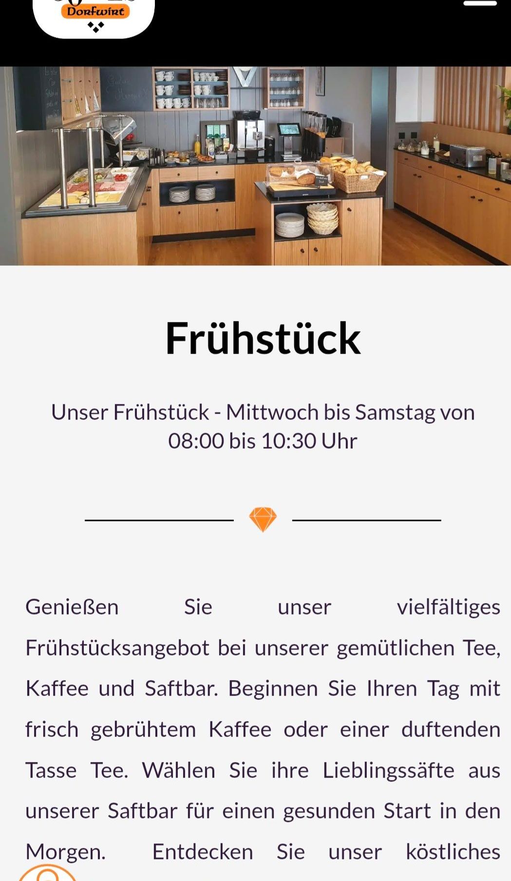 Ein Bild des Frühstücks mit verschiedenen Speisen und einem Frühstücksmenü von Mittwoch bis Samstag von 8:00 bis 10:30 Uhr.