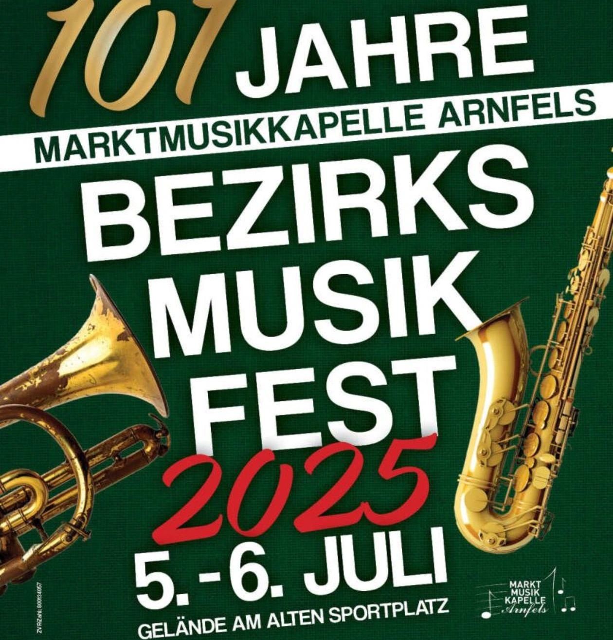 Plakat für das 101. Bezirksmusikfest, mit goldenen Trompeten und Saxophonen, geplant für den 5. bis 6. Juli 2025 in Arnfels.