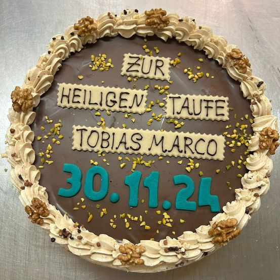 Ein Schokoladenkuchen zur Taufe von Tobias Marco am 30.11.24, verziert mit Walnüssen und Sahnetuffen.