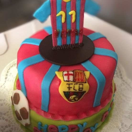 Ein Geburtstagskuchen mit Fußballtrikot-Design, der Nummer 7 und dem FCB-Logo. Er ist mit roten, blauen und grünen Farben verziert.