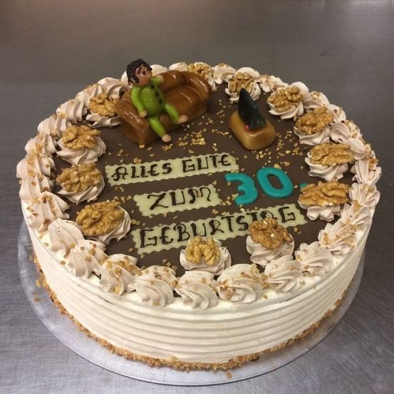 Ein Geburtstagskuchen mit einer Gandalf-Figur, Walnüssen und Zuckerguss. Der Kuchen sagt Alles Gute zum 30. Geburtstag.