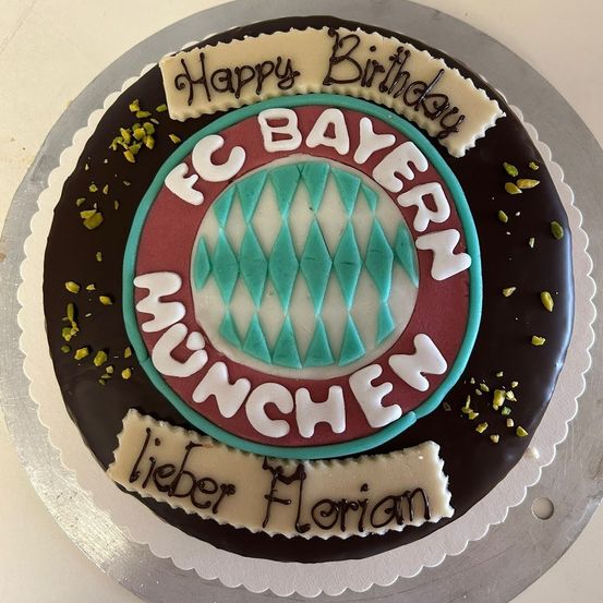 Schokoladengeburtstagskuchen mit dem Logo des FC Bayern München. Oben steht Happy Birthday und unten dear Florian.