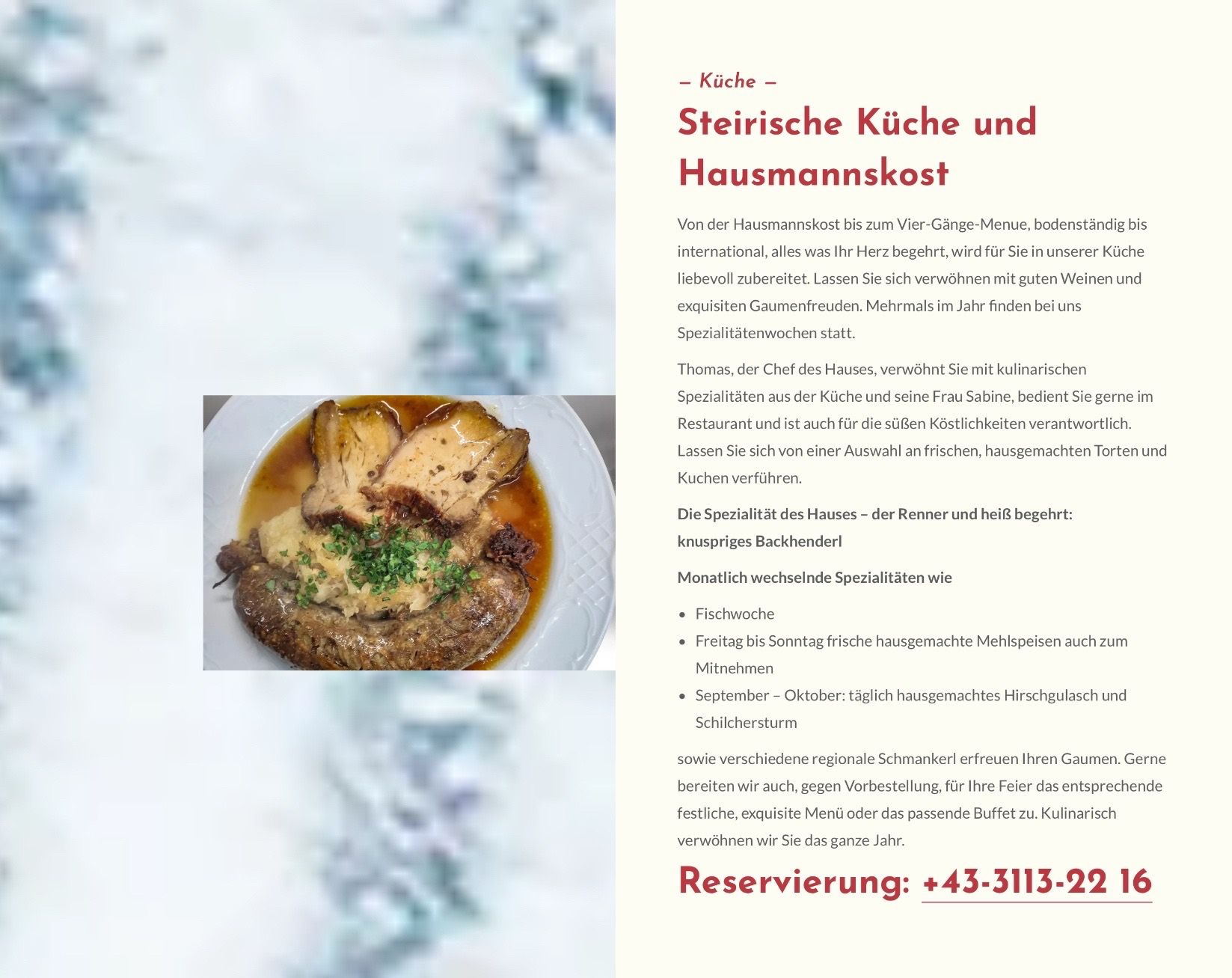 Das Bild zeigt ein traditionelles österreichisches Gericht, bestehend aus einem Fleisch- und Gemüseeintopf. Das Gericht wird in einer weißen Schüssel serviert und mit Kräutern garniert. Das Restaurant bietet hausgemachte Küche, saisonale Spezialitäten und regionale Weine an.