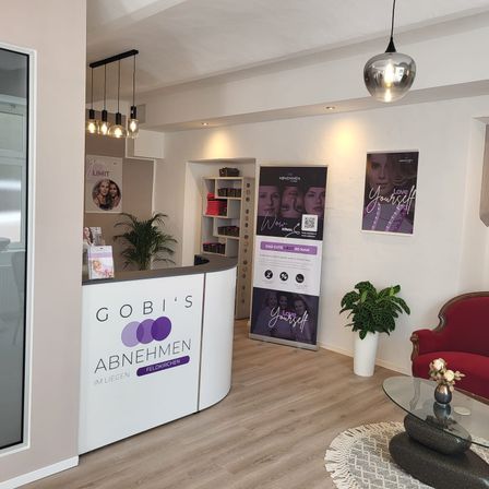 Bild enthält, Home Decor, Indoors, Interior Design, Foyer, Painting, Furniture, Table, Living Room, Beauty Salon, Face