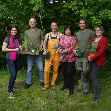 Bild enthält, Potted Plant, Pants, Garden, Vegetation, Grass, Portrait, Herbal, People, Backyard, Park