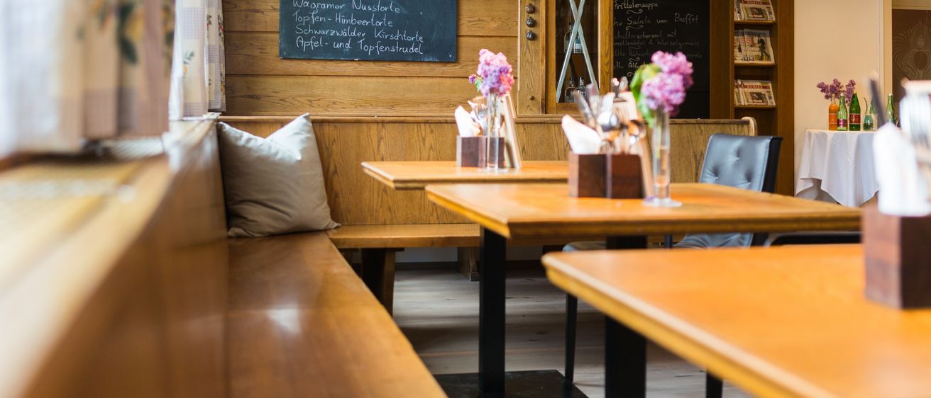 Bild enthält, Wood, Plywood, Hardwood, Flower, Flower Arrangement, Interior Design, Flooring, Cafe, Restaurant, Blackboard