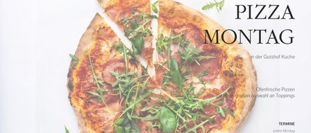 Ein Nahaufnahme eines Pizzastücks mit Rucola und Basilikum obenauf, mit dem Text 'RESERVIERUNG' und einer Telefonnummer in der Ecke.