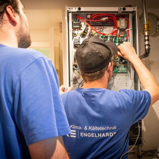 Bild enthält, Electronics, Hardware, Adult, Male, Man, Person, Worker, Computer Hardware, Head, Wiring