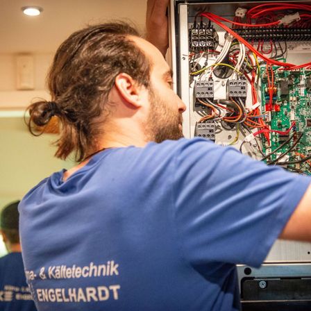 Bild enthält, Electronics, Hardware, Computer Hardware, Adult, Male, Man, Person, Wiring, Face, Head