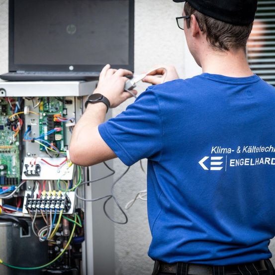 Bild enthält, Electronics, Hardware, Computer Hardware, Wiring, Adult, Male, Man, Person, Monitor, Screen