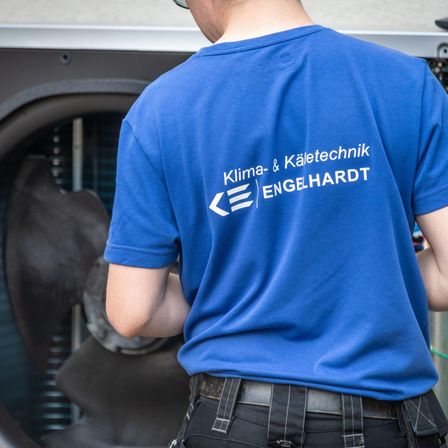 Bild enthält, Clothing, T-Shirt, Appliance, Device, Electrical Device, Washer, Person