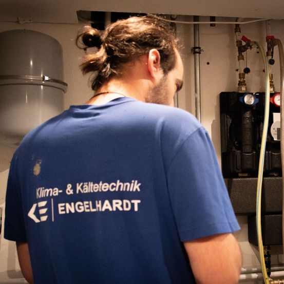 Bild enthält, Clothing, T-Shirt, Adult, Male, Man, Person, Jewelry, Necklace, Face, Head