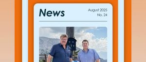 Ein Nachrichtenbeitrag vom August 2025, Ausgabe Nr. 24, zeigt zwei Männer vor einem Schild mit den Zahlen 19, 51 und 3. Einer der Männer hält ein Zertifikat, und sie lächeln beide. Der Beitrag stammt von lainertk.