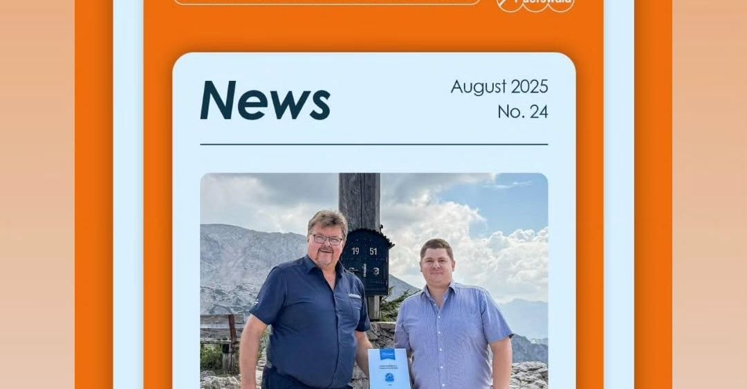 Ein Nachrichtenbeitrag vom August 2025, Ausgabe Nr. 24, zeigt zwei Männer vor einem Schild mit den Zahlen 19, 51 und 3. Einer der Männer hält ein Zertifikat, und sie lächeln beide. Der Beitrag stammt von lainertk.