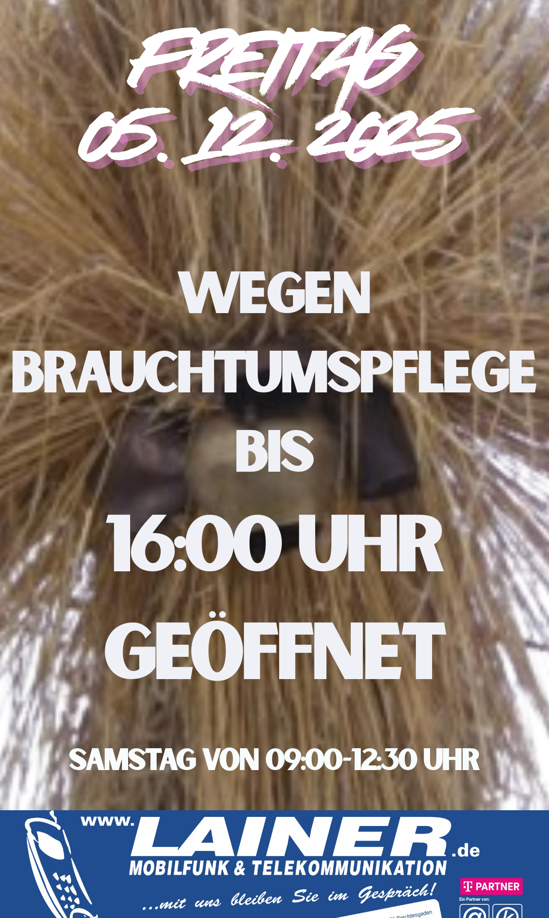 Ein Poster zeigt den Text 'WEGEN BRAUCHTUMSPFLEGE BIS 16:00 UHR GEÖFFNET' mit einem unscharfen Hintergrund aus Stroh.