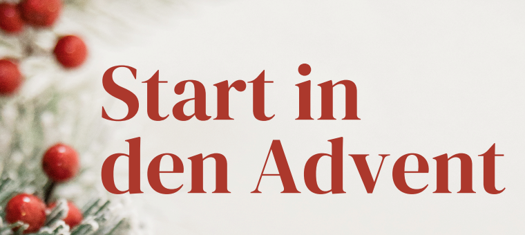 Ein weißer Hintergrund mit rotem Text, der 'Start in den Advent' sagt. Er ist von verschwommenen roten Beeren umgeben.