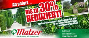 Gartenwerbung mit verschiedenen Hecken und Pflanzen. 'BIS ZU 30% REDUZIERT!' ist prominent angezeigt. Firmenname 'Matzer' und Standort 'Feldbach Leitersdorf 155'. Webseite 'www.matzer.net'.
