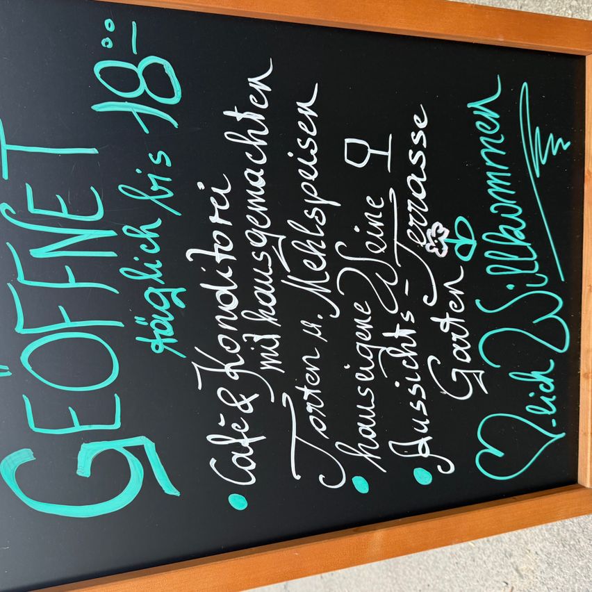 A chalkboard with a list of names and phrases, including 'Geoffnet', '80', and 'Rick Sommer', along with other handwritten text.