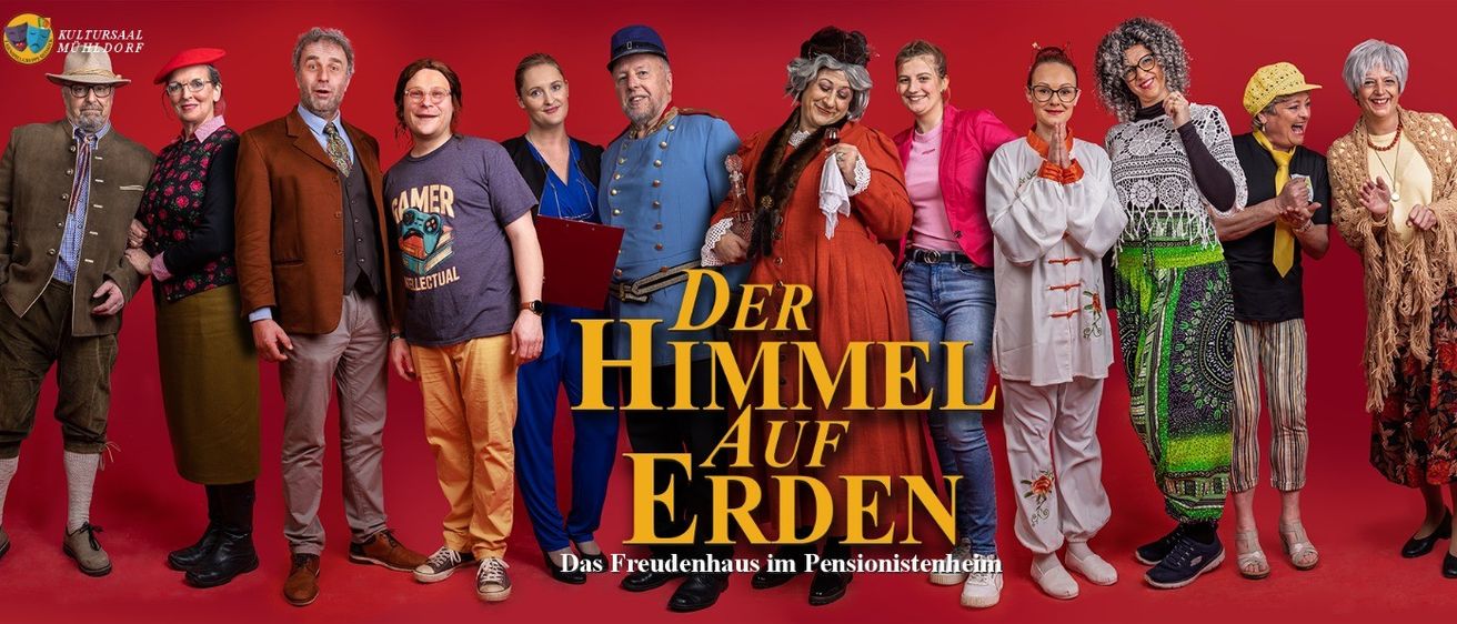 Eine Gruppe von Menschen in verschiedenen Kostümen steht vor einem roten Hintergrund. Der Text in der Mitte lautet 'Der Himmel auf Erden'.