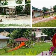 Eine Collage aus vier Bildern, die einen Spielplatz zeigt. Ein Bild zeigt eine Rutsche und ein kleines Spielhaus. Ein weiteres Bild zeigt einen Rasenbereich mit einer Rutsche. Ein drittes Bild zeigt ein Haus mit einem roten Dach. Das letzte Bild zeigt ein farbenfrohes rundes Objekt.