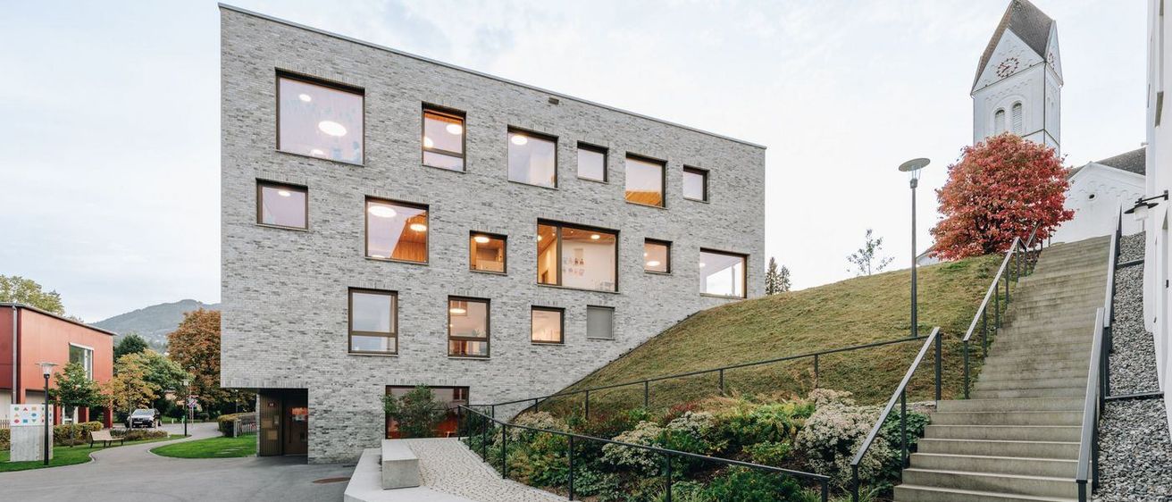 Bild enthält, City, Apartment Building, Building, High Rise, Urban, Neighborhood, Housing, Staircase, Street, Grass