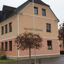 Bild enthält, Architecture, Building, City, Office Building, Grass, School, Urban, Housing, Hotel, Factory